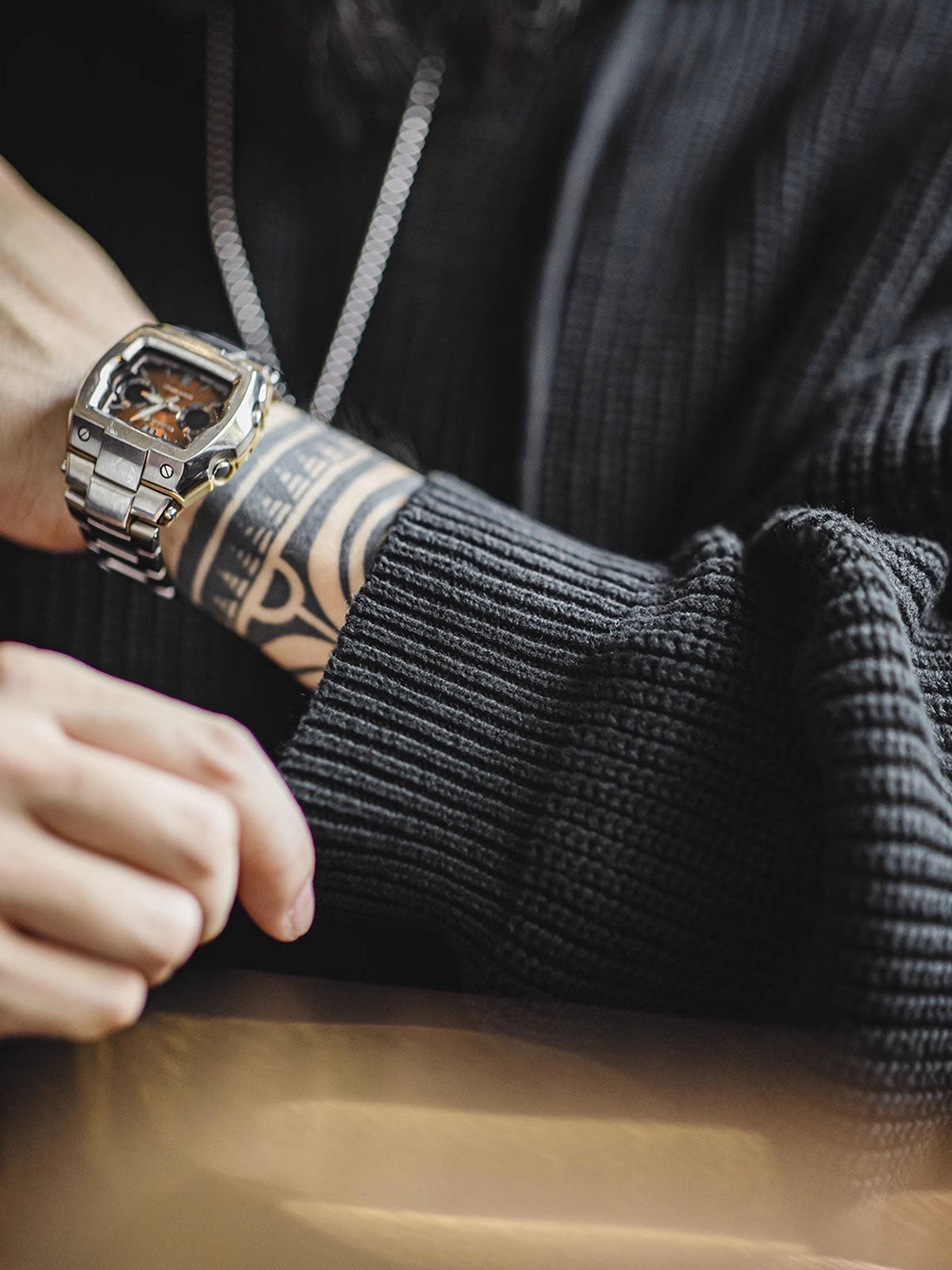 詳細画像:
縦じまのニット素材、ヘンリーネックのY字デザイン、フードとドローコード付き、リブディテールでフィット感強調、胸元のカスタムヴィンテージラベル
モデル画像:
モデルがヘンリーネック縦じまニットパーカーを着用、リラックスしたカジュアルスタイルでワイドパンツやデニムと完璧にコーディネート