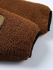 製品画像:
カラーブロックラムスキンダウンジャケット(襟なし)、ラムスキンとダウンの融合、カラーブロックデザインで温かさとスタイリッシュさを提供、冬のコーディネートに最適
詳細画像:
ラムスキン素材の外側、大きなポケットと裾部分に風を防ぐポリエステル、内部90%ダウン充填で軽量かつ暖かさを保持、ドローコードで幅調整可能