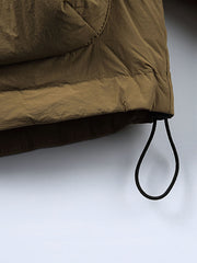 製品画像:
カラーブロックラムスキンダウンジャケット(襟なし)、ラムスキンとダウンの融合、カラーブロックデザインで温かさとスタイリッシュさを提供、冬のコーディネートに最適
詳細画像:
ラムスキン素材の外側、大きなポケットと裾部分に風を防ぐポリエステル、内部90%ダウン充填で軽量かつ暖かさを保持、ドローコードで幅調整可能