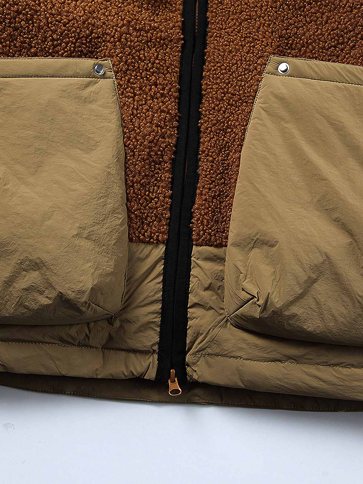 製品画像:
カラーブロックラムスキンダウンジャケット(襟なし)、ラムスキンとダウンの融合、カラーブロックデザインで温かさとスタイリッシュさを提供、冬のコーディネートに最適
詳細画像:
ラムスキン素材の外側、大きなポケットと裾部分に風を防ぐポリエステル、内部90%ダウン充填で軽量かつ暖かさを保持、ドローコードで幅調整可能