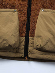 製品画像:
カラーブロックラムスキンダウンジャケット(襟なし)、ラムスキンとダウンの融合、カラーブロックデザインで温かさとスタイリッシュさを提供、冬のコーディネートに最適
詳細画像:
ラムスキン素材の外側、大きなポケットと裾部分に風を防ぐポリエステル、内部90%ダウン充填で軽量かつ暖かさを保持、ドローコードで幅調整可能