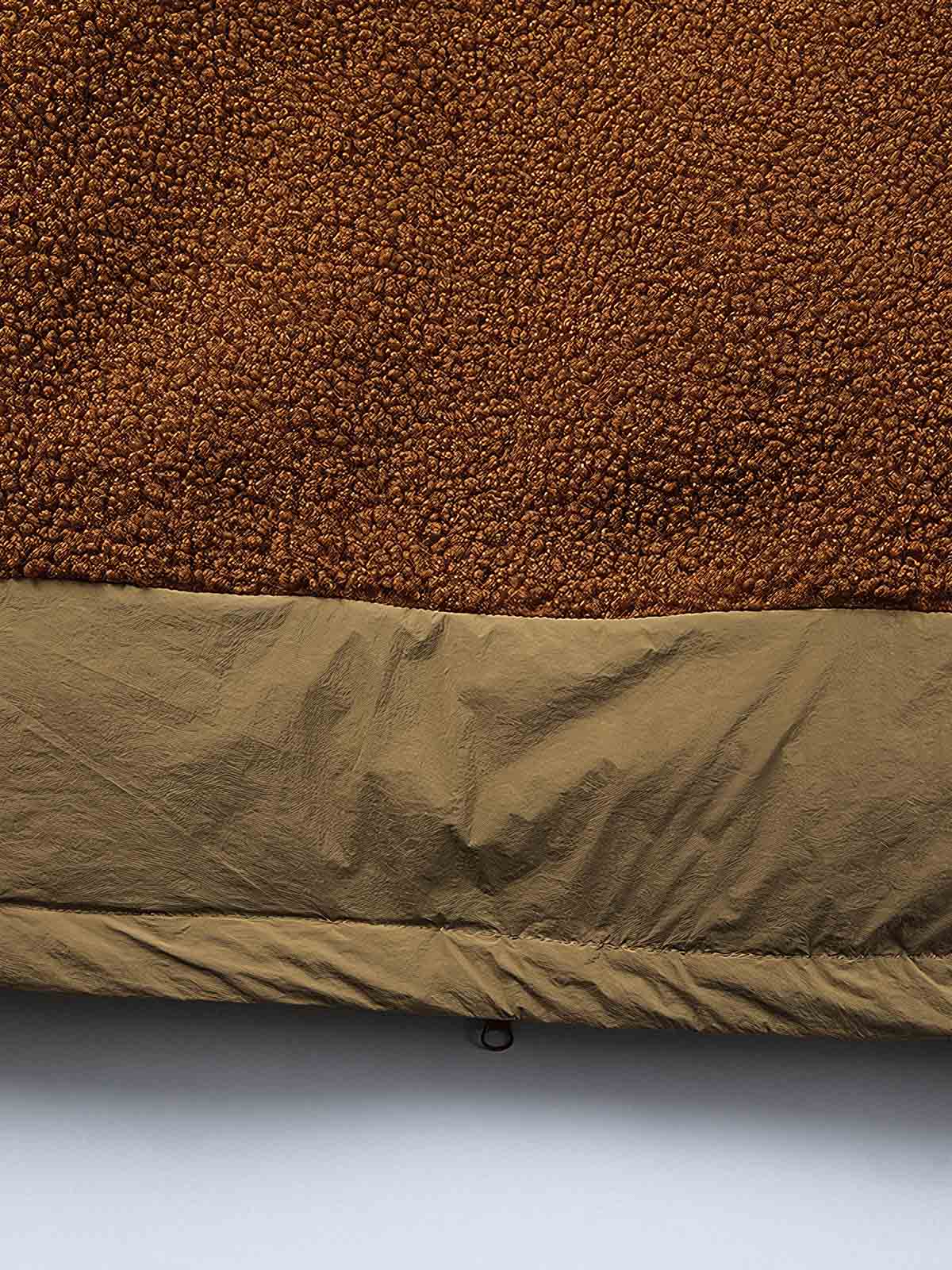 製品画像:
カラーブロックラムスキンダウンジャケット(襟なし)、ラムスキンとダウンの融合、カラーブロックデザインで温かさとスタイリッシュさを提供、冬のコーディネートに最適
詳細画像:
ラムスキン素材の外側、大きなポケットと裾部分に風を防ぐポリエステル、内部90%ダウン充填で軽量かつ暖かさを保持、ドローコードで幅調整可能