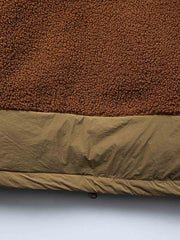 製品画像:
カラーブロックラムスキンダウンジャケット(襟なし)、ラムスキンとダウンの融合、カラーブロックデザインで温かさとスタイリッシュさを提供、冬のコーディネートに最適
詳細画像:
ラムスキン素材の外側、大きなポケットと裾部分に風を防ぐポリエステル、内部90%ダウン充填で軽量かつ暖かさを保持、ドローコードで幅調整可能