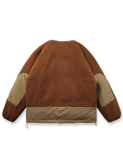 製品画像:
カラーブロックラムスキンダウンジャケット(襟なし)、ラムスキンとダウンの融合、カラーブロックデザインで温かさとスタイリッシュさを提供、冬のコーディネートに最適
詳細画像:
ラムスキン素材の外側、大きなポケットと裾部分に風を防ぐポリエステル、内部90%ダウン充填で軽量かつ暖かさを保持、ドローコードで幅調整可能