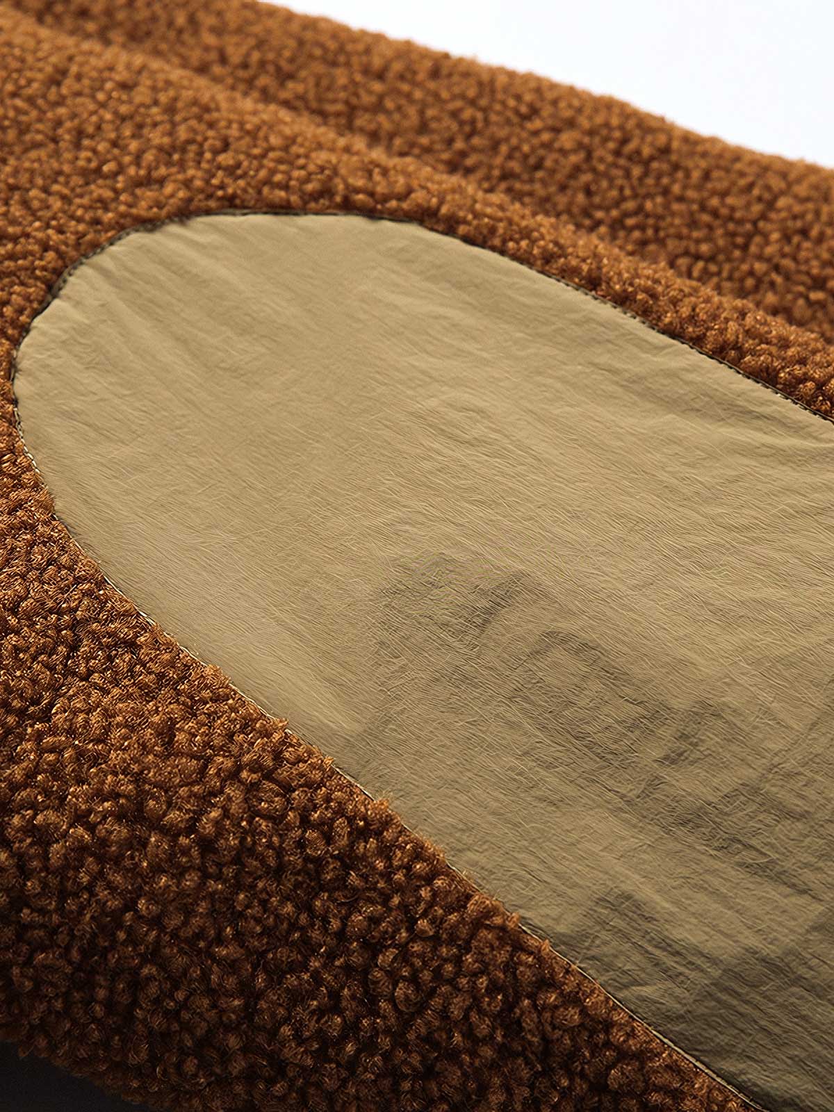 製品画像:
カラーブロックラムスキンダウンジャケット(襟なし)、ラムスキンとダウンの融合、カラーブロックデザインで温かさとスタイリッシュさを提供、冬のコーディネートに最適
詳細画像:
ラムスキン素材の外側、大きなポケットと裾部分に風を防ぐポリエステル、内部90%ダウン充填で軽量かつ暖かさを保持、ドローコードで幅調整可能