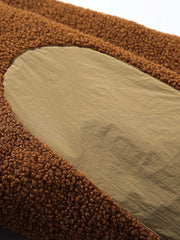 製品画像:
カラーブロックラムスキンダウンジャケット(襟なし)、ラムスキンとダウンの融合、カラーブロックデザインで温かさとスタイリッシュさを提供、冬のコーディネートに最適
詳細画像:
ラムスキン素材の外側、大きなポケットと裾部分に風を防ぐポリエステル、内部90%ダウン充填で軽量かつ暖かさを保持、ドローコードで幅調整可能