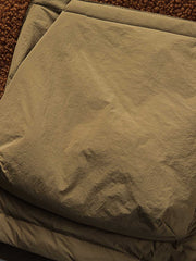 製品画像:
カラーブロックラムスキンダウンジャケット(襟なし)、ラムスキンとダウンの融合、カラーブロックデザインで温かさとスタイリッシュさを提供、冬のコーディネートに最適
詳細画像:
ラムスキン素材の外側、大きなポケットと裾部分に風を防ぐポリエステル、内部90%ダウン充填で軽量かつ暖かさを保持、ドローコードで幅調整可能