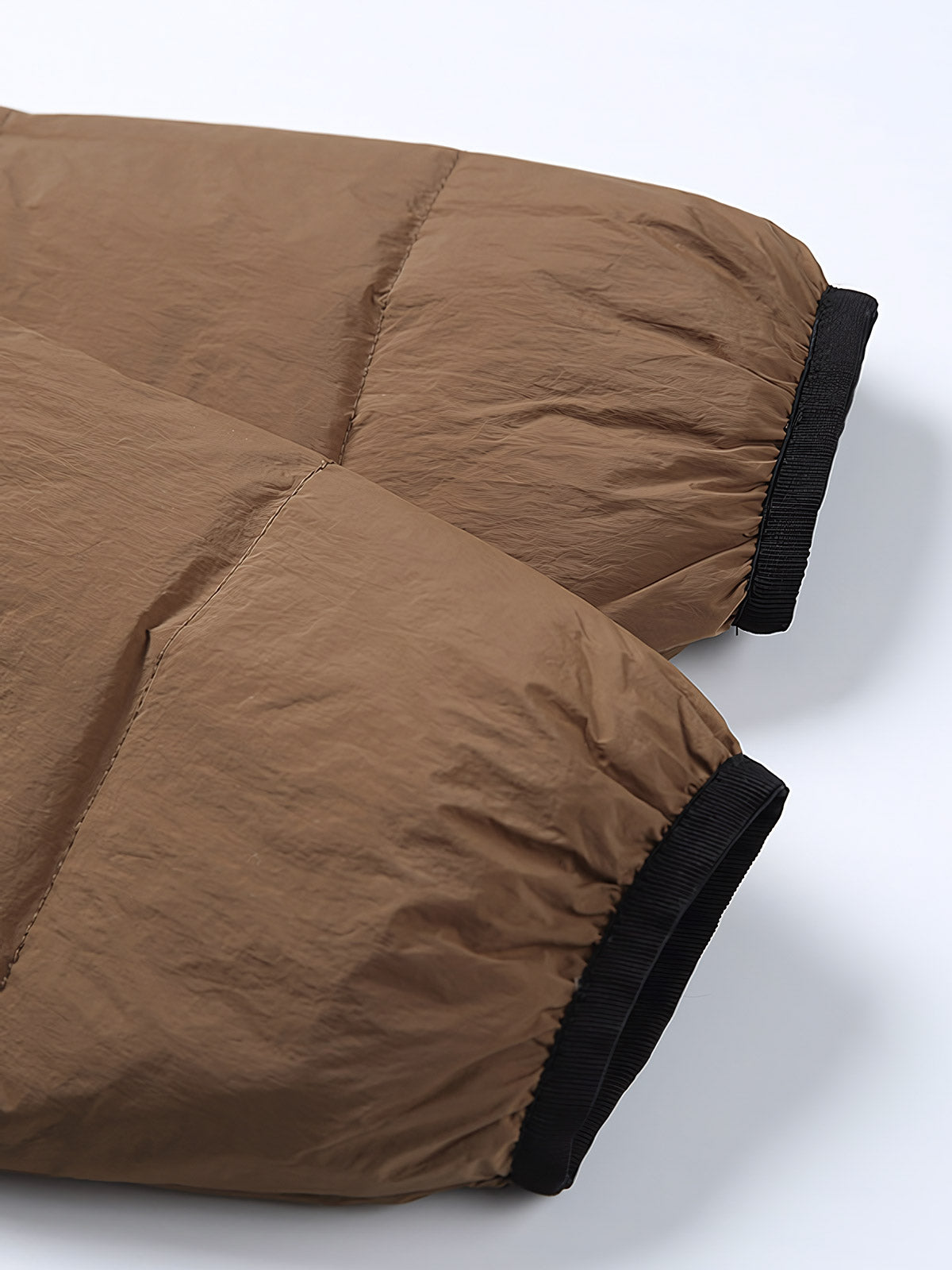 製品画像:
ホワイトダックダウンはんてん、伝統的なはんてんスタイルに高品質なホワイトダックダウン、優れた保温性とレトロなデザインを融合
詳細画像:
90%ホワイトダックダウン充填、100%ポリエステル外側、風を防ぎ水を弾く機能、胸元のヴィンテージ調ボタンとウエストのドローコードでデザインにアクセント