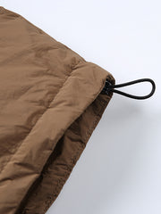 製品画像:
ホワイトダックダウンはんてん、伝統的なはんてんスタイルに高品質なホワイトダックダウン、優れた保温性とレトロなデザインを融合
詳細画像:
90%ホワイトダックダウン充填、100%ポリエステル外側、風を防ぎ水を弾く機能、胸元のヴィンテージ調ボタンとウエストのドローコードでデザインにアクセント