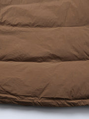 製品画像:
ホワイトダックダウンはんてん、伝統的なはんてんスタイルに高品質なホワイトダックダウン、優れた保温性とレトロなデザインを融合
詳細画像:
90%ホワイトダックダウン充填、100%ポリエステル外側、風を防ぎ水を弾く機能、胸元のヴィンテージ調ボタンとウエストのドローコードでデザインにアクセント