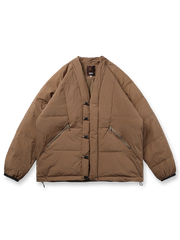 製品画像:
ホワイトダックダウンはんてん、伝統的なはんてんスタイルに高品質なホワイトダックダウン、優れた保温性とレトロなデザインを融合
詳細画像:
90%ホワイトダックダウン充填、100%ポリエステル外側、風を防ぎ水を弾く機能、胸元のヴィンテージ調ボタンとウエストのドローコードでデザインにアクセント