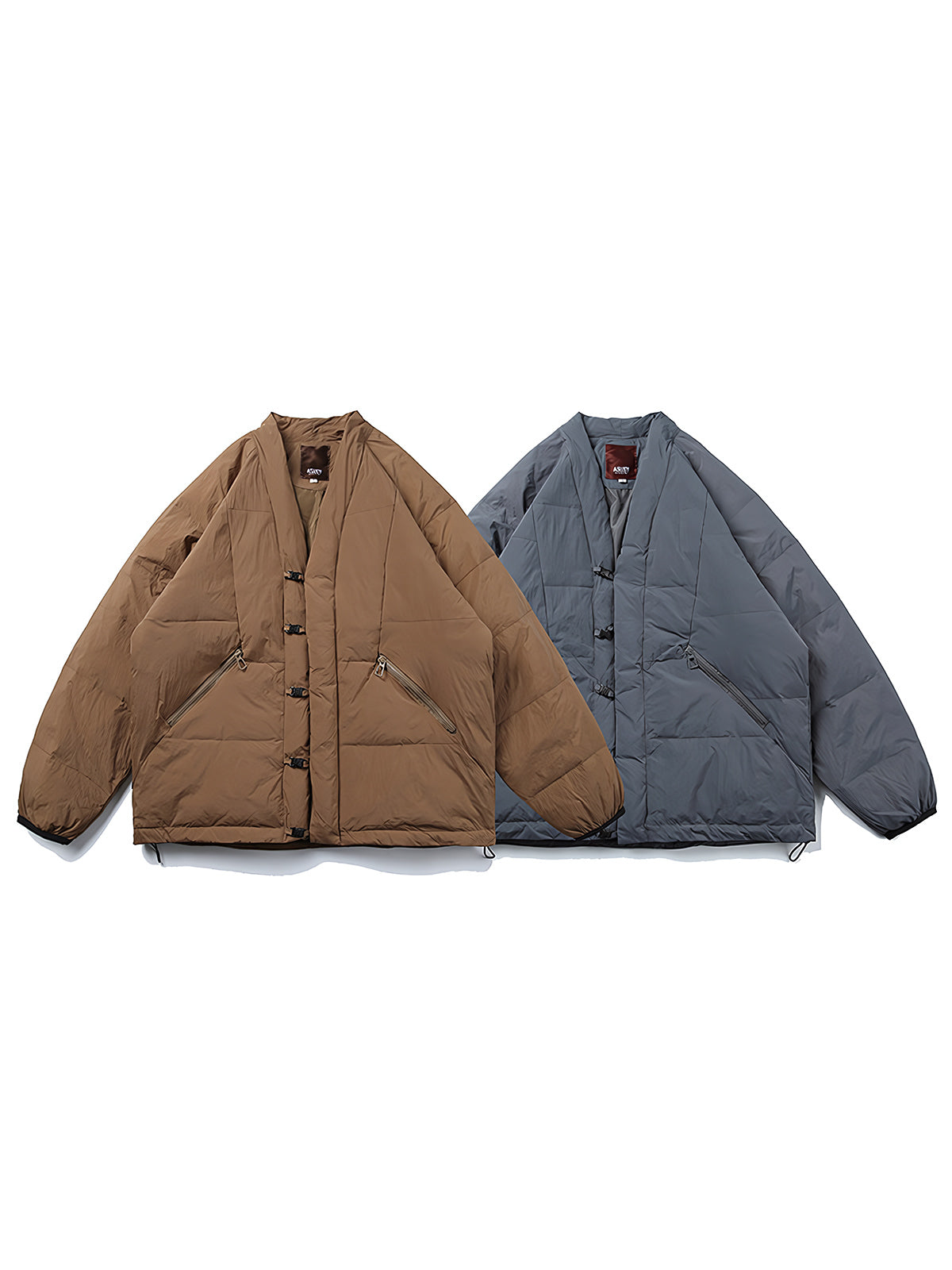 製品画像:
ホワイトダックダウンはんてん、伝統的なはんてんスタイルに高品質なホワイトダックダウン、優れた保温性とレトロなデザインを融合
詳細画像:
90%ホワイトダックダウン充填、100%ポリエステル外側、風を防ぎ水を弾く機能、胸元のヴィンテージ調ボタンとウエストのドローコードでデザインにアクセント