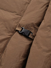 製品画像:
ホワイトダックダウンはんてん、伝統的なはんてんスタイルに高品質なホワイトダックダウン、優れた保温性とレトロなデザインを融合
詳細画像:
90%ホワイトダックダウン充填、100%ポリエステル外側、風を防ぎ水を弾く機能、胸元のヴィンテージ調ボタンとウエストのドローコードでデザインにアクセント