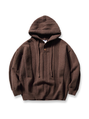 製品画像:
フード付きプルオーバーセーター全体の正面ビュー、ストライプと交差模様が鮮明に映し出され、シンプルでありながら個性的なデザインを強調。フード部分と裾、袖口のディテールが見やすいように撮影。
詳細画像:
胸元と肩部分の精緻な交差模様、フードの編み込みディテールがクローズアップされ、繊細な編み方と生地感がよくわかる画像。