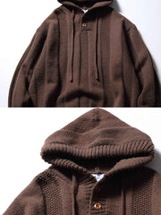 製品画像:
フード付きプルオーバーセーター全体の正面ビュー、ストライプと交差模様が鮮明に映し出され、シンプルでありながら個性的なデザインを強調。フード部分と裾、袖口のディテールが見やすいように撮影。
詳細画像:
胸元と肩部分の精緻な交差模様、フードの編み込みディテールがクローズアップされ、繊細な編み方と生地感がよくわかる画像。