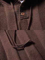 製品画像:
フード付きプルオーバーセーター全体の正面ビュー、ストライプと交差模様が鮮明に映し出され、シンプルでありながら個性的なデザインを強調。フード部分と裾、袖口のディテールが見やすいように撮影。
詳細画像:
胸元と肩部分の精緻な交差模様、フードの編み込みディテールがクローズアップされ、繊細な編み方と生地感がよくわかる画像。