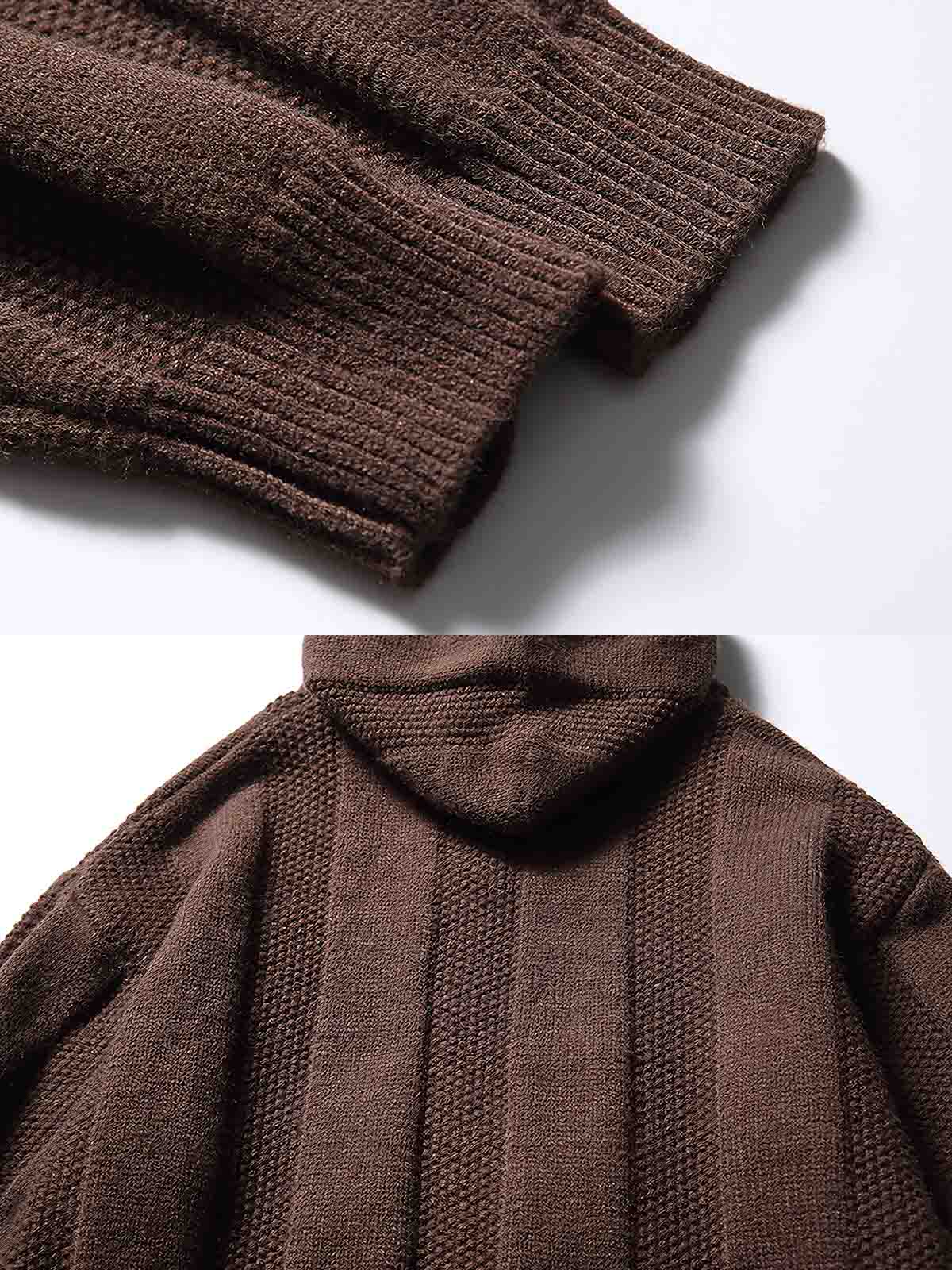 製品画像:
フード付きプルオーバーセーター全体の正面ビュー、ストライプと交差模様が鮮明に映し出され、シンプルでありながら個性的なデザインを強調。フード部分と裾、袖口のディテールが見やすいように撮影。
詳細画像:
胸元と肩部分の精緻な交差模様、フードの編み込みディテールがクローズアップされ、繊細な編み方と生地感がよくわかる画像。