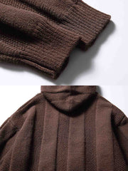 製品画像:
フード付きプルオーバーセーター全体の正面ビュー、ストライプと交差模様が鮮明に映し出され、シンプルでありながら個性的なデザインを強調。フード部分と裾、袖口のディテールが見やすいように撮影。
詳細画像:
胸元と肩部分の精緻な交差模様、フードの編み込みディテールがクローズアップされ、繊細な編み方と生地感がよくわかる画像。