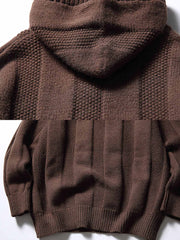 製品画像:
フード付きプルオーバーセーター全体の正面ビュー、ストライプと交差模様が鮮明に映し出され、シンプルでありながら個性的なデザインを強調。フード部分と裾、袖口のディテールが見やすいように撮影。
詳細画像:
胸元と肩部分の精緻な交差模様、フードの編み込みディテールがクローズアップされ、繊細な編み方と生地感がよくわかる画像。