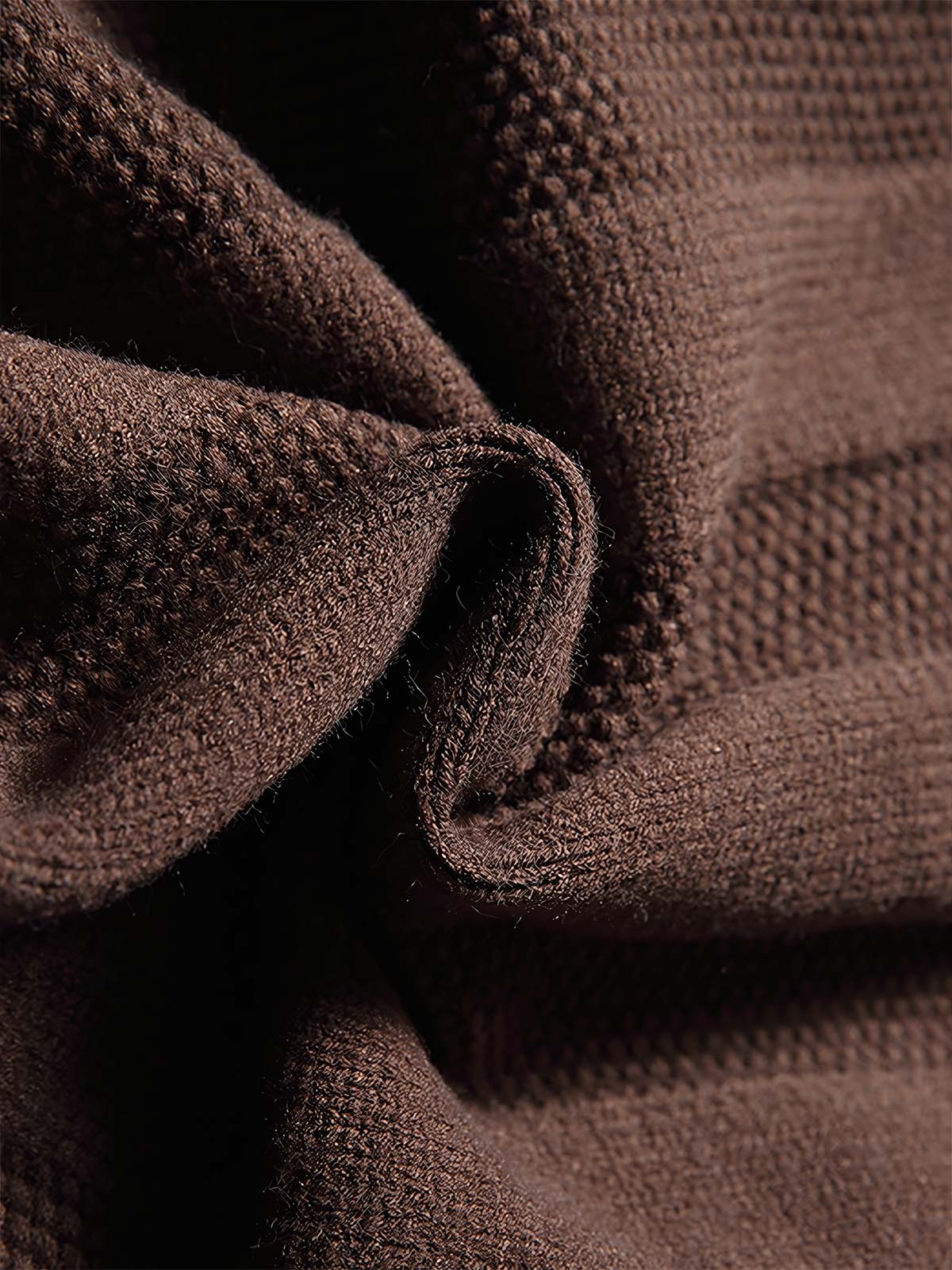 製品画像:
フード付きプルオーバーセーター全体の正面ビュー、ストライプと交差模様が鮮明に映し出され、シンプルでありながら個性的なデザインを強調。フード部分と裾、袖口のディテールが見やすいように撮影。
詳細画像:
胸元と肩部分の精緻な交差模様、フードの編み込みディテールがクローズアップされ、繊細な編み方と生地感がよくわかる画像。