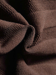 製品画像:
フード付きプルオーバーセーター全体の正面ビュー、ストライプと交差模様が鮮明に映し出され、シンプルでありながら個性的なデザインを強調。フード部分と裾、袖口のディテールが見やすいように撮影。
詳細画像:
胸元と肩部分の精緻な交差模様、フードの編み込みディテールがクローズアップされ、繊細な編み方と生地感がよくわかる画像。