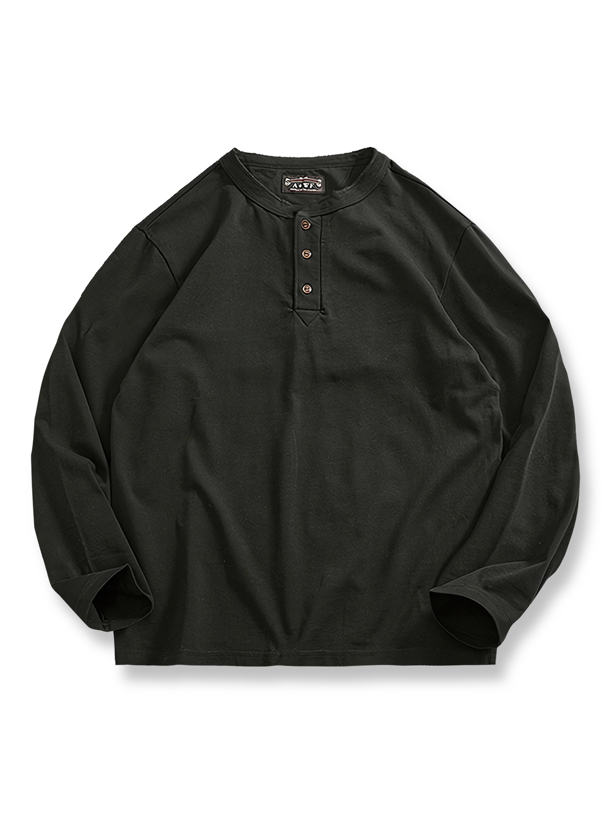 製品画像
「ヘンリーネック 長袖Tシャツ。高密度コットン素材とアメカジ風ウォッシュ加工が特徴で、ヴィンテージ感と耐久性を兼ね備えたシンプルなデザイン」
詳細画像
「ヘンリーネックの金属ボタンとアメカジ風ウォッシュ加工による自然なレトロ感。高密度コットンの厚手生地で、クラシックなディテールが際立つ一枚」