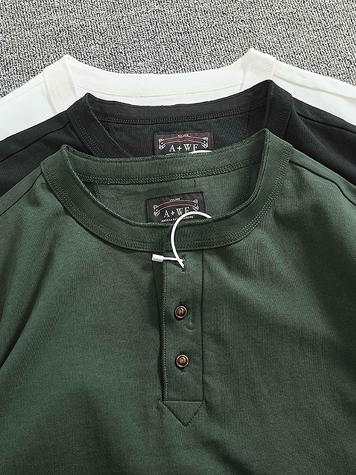 製品画像
「ヘンリーネック 長袖Tシャツ。高密度コットン素材とアメカジ風ウォッシュ加工が特徴で、ヴィンテージ感と耐久性を兼ね備えたシンプルなデザイン」
詳細画像
「ヘンリーネックの金属ボタンとアメカジ風ウォッシュ加工による自然なレトロ感。高密度コットンの厚手生地で、クラシックなディテールが際立つ一枚」