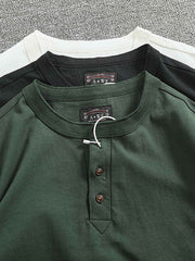 製品画像
「ヘンリーネック 長袖Tシャツ。高密度コットン素材とアメカジ風ウォッシュ加工が特徴で、ヴィンテージ感と耐久性を兼ね備えたシンプルなデザイン」
詳細画像
「ヘンリーネックの金属ボタンとアメカジ風ウォッシュ加工による自然なレトロ感。高密度コットンの厚手生地で、クラシックなディテールが際立つ一枚」