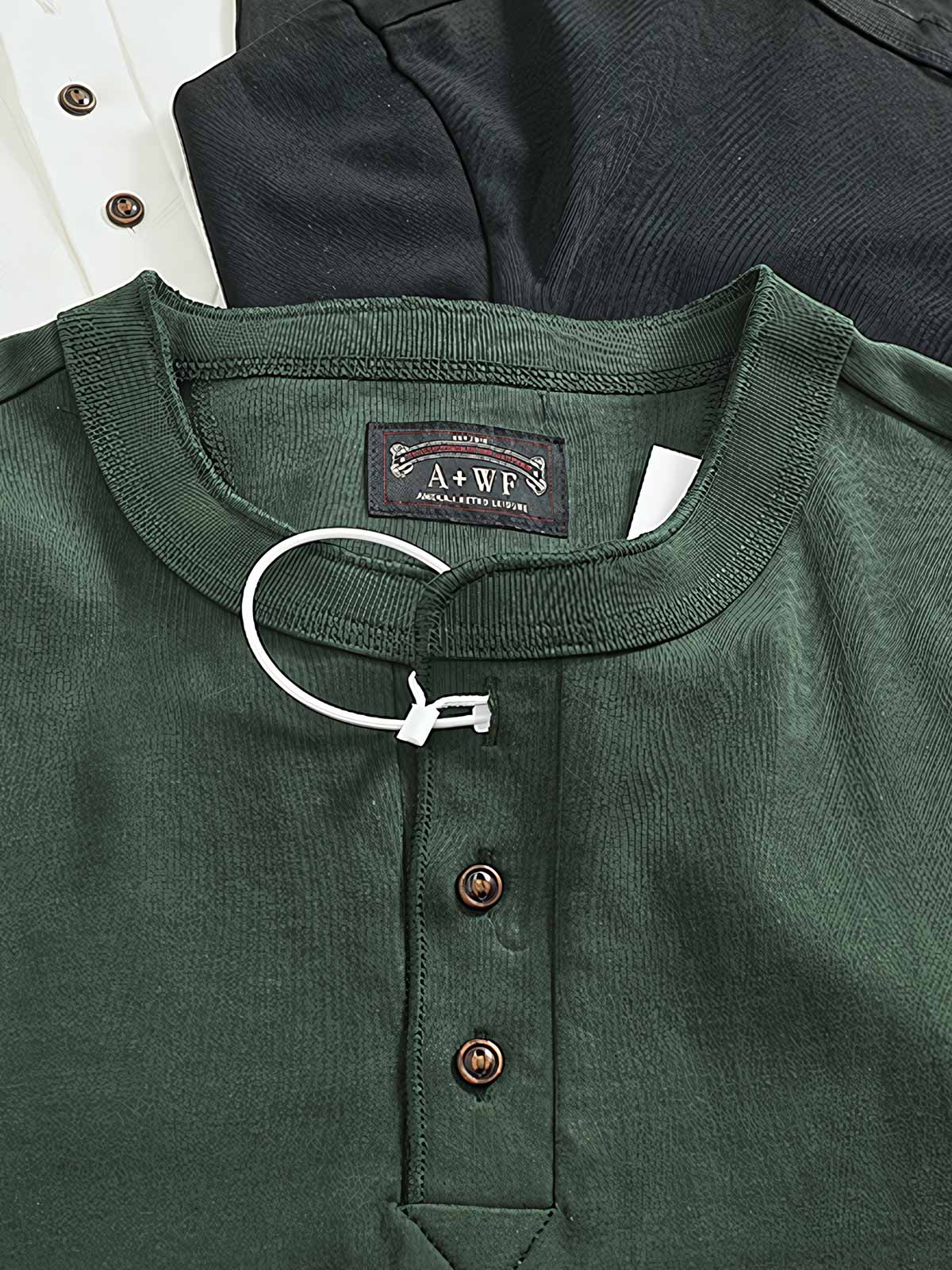 製品画像
「ヘンリーネック 長袖Tシャツ。高密度コットン素材とアメカジ風ウォッシュ加工が特徴で、ヴィンテージ感と耐久性を兼ね備えたシンプルなデザイン」
詳細画像
「ヘンリーネックの金属ボタンとアメカジ風ウォッシュ加工による自然なレトロ感。高密度コットンの厚手生地で、クラシックなディテールが際立つ一枚」