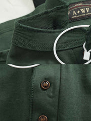 製品画像
「ヘンリーネック 長袖Tシャツ。高密度コットン素材とアメカジ風ウォッシュ加工が特徴で、ヴィンテージ感と耐久性を兼ね備えたシンプルなデザイン」
詳細画像
「ヘンリーネックの金属ボタンとアメカジ風ウォッシュ加工による自然なレトロ感。高密度コットンの厚手生地で、クラシックなディテールが際立つ一枚」