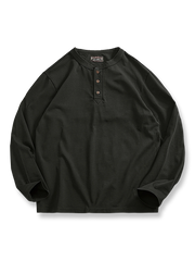 製品画像
「ヘンリーネック 長袖Tシャツ。高密度コットン素材とアメカジ風ウォッシュ加工が特徴で、ヴィンテージ感と耐久性を兼ね備えたシンプルなデザイン」
詳細画像
「ヘンリーネックの金属ボタンとアメカジ風ウォッシュ加工による自然なレトロ感。高密度コットンの厚手生地で、クラシックなディテールが際立つ一枚」