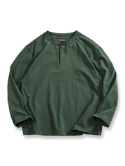 製品画像
「ヘンリーネック 長袖Tシャツ。高密度コットン素材とアメカジ風ウォッシュ加工が特徴で、ヴィンテージ感と耐久性を兼ね備えたシンプルなデザイン」
詳細画像
「ヘンリーネックの金属ボタンとアメカジ風ウォッシュ加工による自然なレトロ感。高密度コットンの厚手生地で、クラシックなディテールが際立つ一枚」