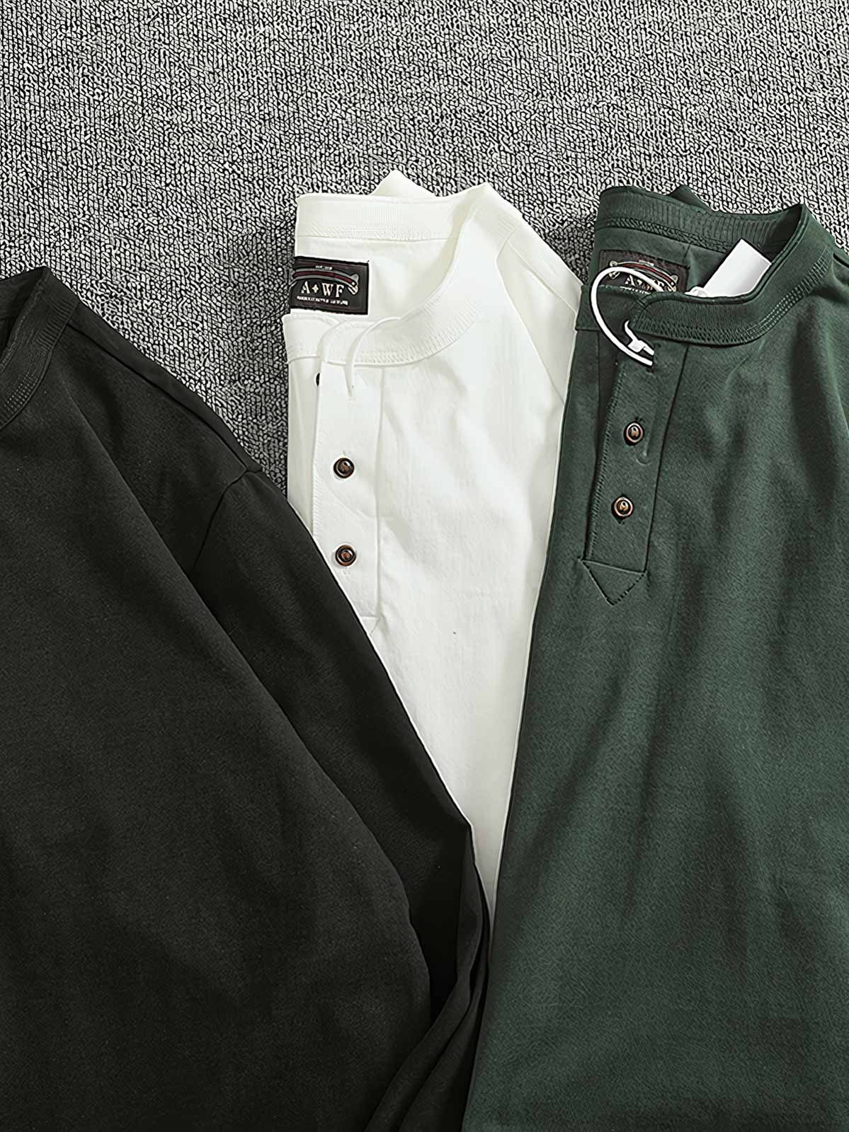 製品画像
「ヘンリーネック 長袖Tシャツ。高密度コットン素材とアメカジ風ウォッシュ加工が特徴で、ヴィンテージ感と耐久性を兼ね備えたシンプルなデザイン」
詳細画像
「ヘンリーネックの金属ボタンとアメカジ風ウォッシュ加工による自然なレトロ感。高密度コットンの厚手生地で、クラシックなディテールが際立つ一枚」