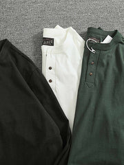 製品画像
「ヘンリーネック 長袖Tシャツ。高密度コットン素材とアメカジ風ウォッシュ加工が特徴で、ヴィンテージ感と耐久性を兼ね備えたシンプルなデザイン」
詳細画像
「ヘンリーネックの金属ボタンとアメカジ風ウォッシュ加工による自然なレトロ感。高密度コットンの厚手生地で、クラシックなディテールが際立つ一枚」