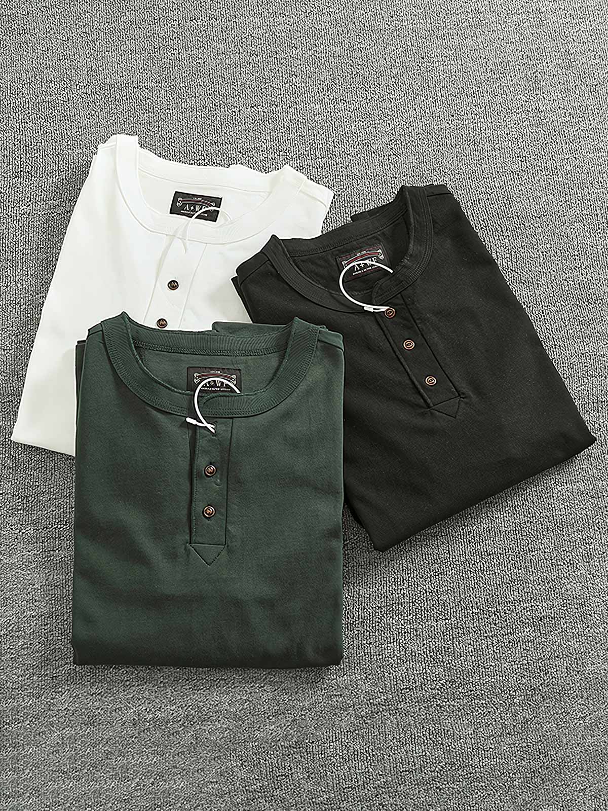 製品画像
「ヘンリーネック 長袖Tシャツ。高密度コットン素材とアメカジ風ウォッシュ加工が特徴で、ヴィンテージ感と耐久性を兼ね備えたシンプルなデザイン」
詳細画像
「ヘンリーネックの金属ボタンとアメカジ風ウォッシュ加工による自然なレトロ感。高密度コットンの厚手生地で、クラシックなディテールが際立つ一枚」