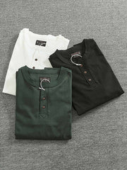 製品画像
「ヘンリーネック 長袖Tシャツ。高密度コットン素材とアメカジ風ウォッシュ加工が特徴で、ヴィンテージ感と耐久性を兼ね備えたシンプルなデザイン」
詳細画像
「ヘンリーネックの金属ボタンとアメカジ風ウォッシュ加工による自然なレトロ感。高密度コットンの厚手生地で、クラシックなディテールが際立つ一枚」