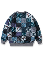 製品画像: 伝統的な民族風の柄と現代的なデザインが融合したユニークなパッチワークスウェット。前後切り替えデザインが特徴で、カジュアルでありながらトレンド感のある一着。
詳細画像: 袖部分の民族風パッチワークと豊かな層感がアクセントとなり、視覚的インパクトを与えるパッチワークスウェット。ゆったりとしたルーズフィットが快適な着心地を提供します。