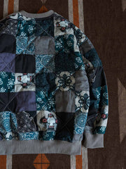 製品画像: 伝統的な民族風の柄と現代的なデザインが融合したユニークなパッチワークスウェット。前後切り替えデザインが特徴で、カジュアルでありながらトレンド感のある一着。
詳細画像: 袖部分の民族風パッチワークと豊かな層感がアクセントとなり、視覚的インパクトを与えるパッチワークスウェット。ゆったりとしたルーズフィットが快適な着心地を提供します。