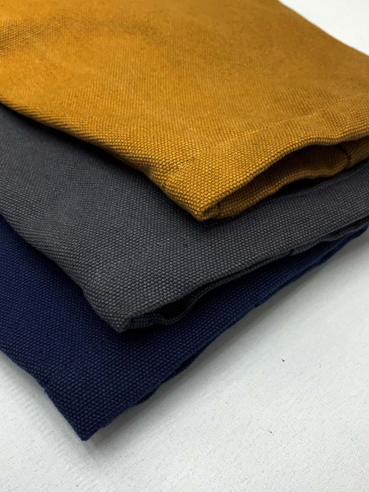 製品画像: 厚手で丈夫な100%コットンキャンバス素材を使用したワークジャケット。ドロップショルダーとルーズフィットデザインが特徴で、実用性とレトロなワークスタイルを演出。
詳細画像: クラシックなダブルパッチポケットデザインが特徴。厚手キャンバス素材で耐久性があり、カジュアルなコーディネートにも最適な一着。