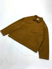 製品画像: 厚手で丈夫な100%コットンキャンバス素材を使用したワークジャケット。ドロップショルダーとルーズフィットデザインが特徴で、実用性とレトロなワークスタイルを演出。
詳細画像: クラシックなダブルパッチポケットデザインが特徴。厚手キャンバス素材で耐久性があり、カジュアルなコーディネートにも最適な一着。