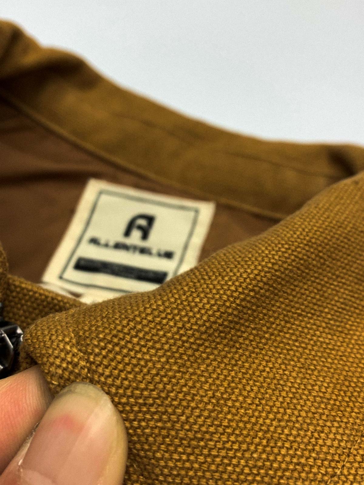 製品画像: 厚手で丈夫な100%コットンキャンバス素材を使用したワークジャケット。ドロップショルダーとルーズフィットデザインが特徴で、実用性とレトロなワークスタイルを演出。
詳細画像: クラシックなダブルパッチポケットデザインが特徴。厚手キャンバス素材で耐久性があり、カジュアルなコーディネートにも最適な一着。