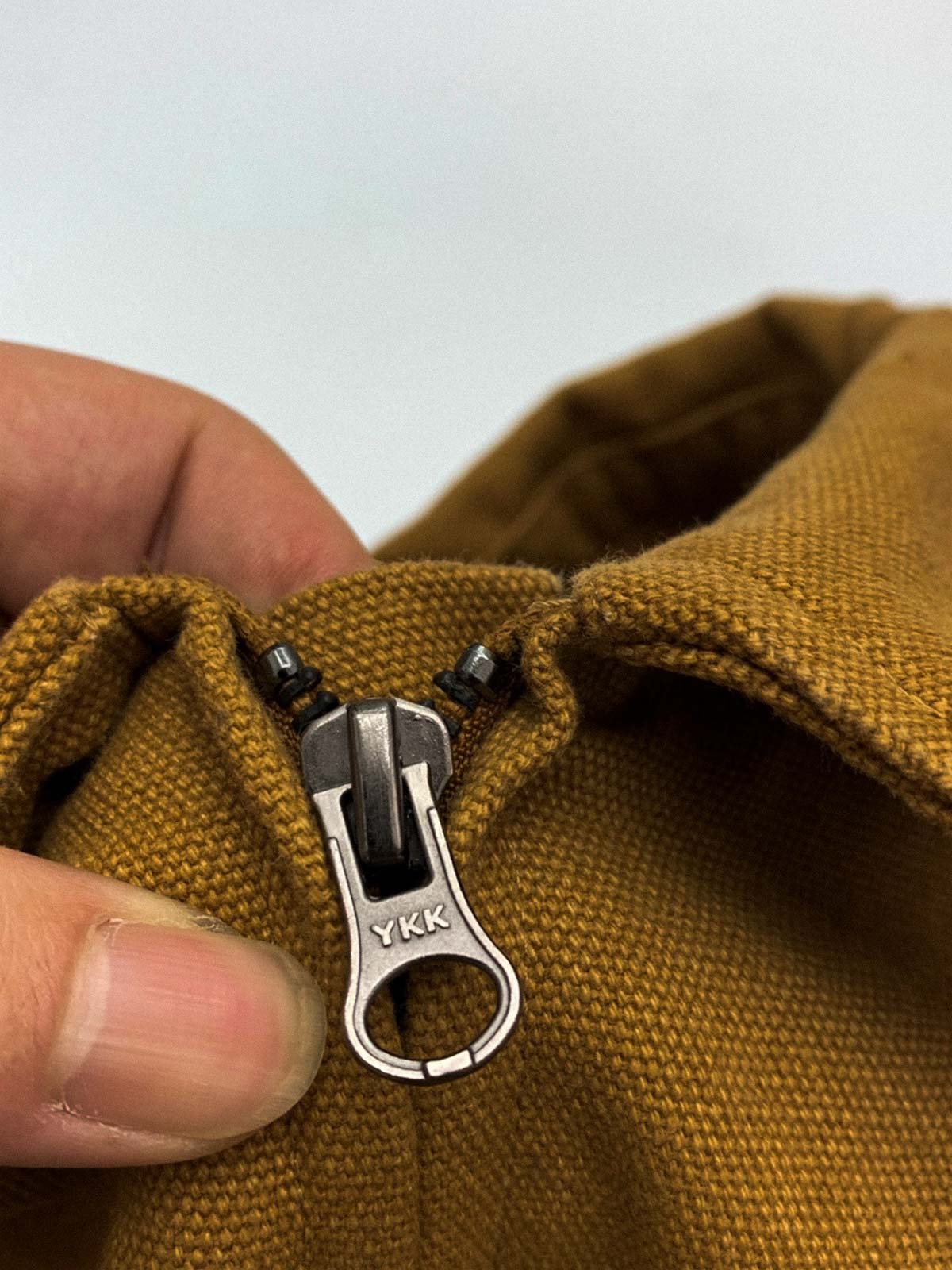 製品画像: 厚手で丈夫な100%コットンキャンバス素材を使用したワークジャケット。ドロップショルダーとルーズフィットデザインが特徴で、実用性とレトロなワークスタイルを演出。
詳細画像: クラシックなダブルパッチポケットデザインが特徴。厚手キャンバス素材で耐久性があり、カジュアルなコーディネートにも最適な一着。