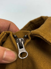 製品画像: 厚手で丈夫な100%コットンキャンバス素材を使用したワークジャケット。ドロップショルダーとルーズフィットデザインが特徴で、実用性とレトロなワークスタイルを演出。
詳細画像: クラシックなダブルパッチポケットデザインが特徴。厚手キャンバス素材で耐久性があり、カジュアルなコーディネートにも最適な一着。