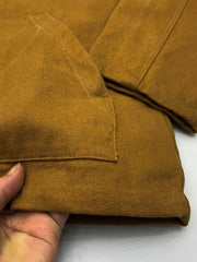 製品画像: 厚手で丈夫な100%コットンキャンバス素材を使用したワークジャケット。ドロップショルダーとルーズフィットデザインが特徴で、実用性とレトロなワークスタイルを演出。
詳細画像: クラシックなダブルパッチポケットデザインが特徴。厚手キャンバス素材で耐久性があり、カジュアルなコーディネートにも最適な一着。