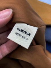 製品画像: 厚手で丈夫な100%コットンキャンバス素材を使用したワークジャケット。ドロップショルダーとルーズフィットデザインが特徴で、実用性とレトロなワークスタイルを演出。
詳細画像: クラシックなダブルパッチポケットデザインが特徴。厚手キャンバス素材で耐久性があり、カジュアルなコーディネートにも最適な一着。