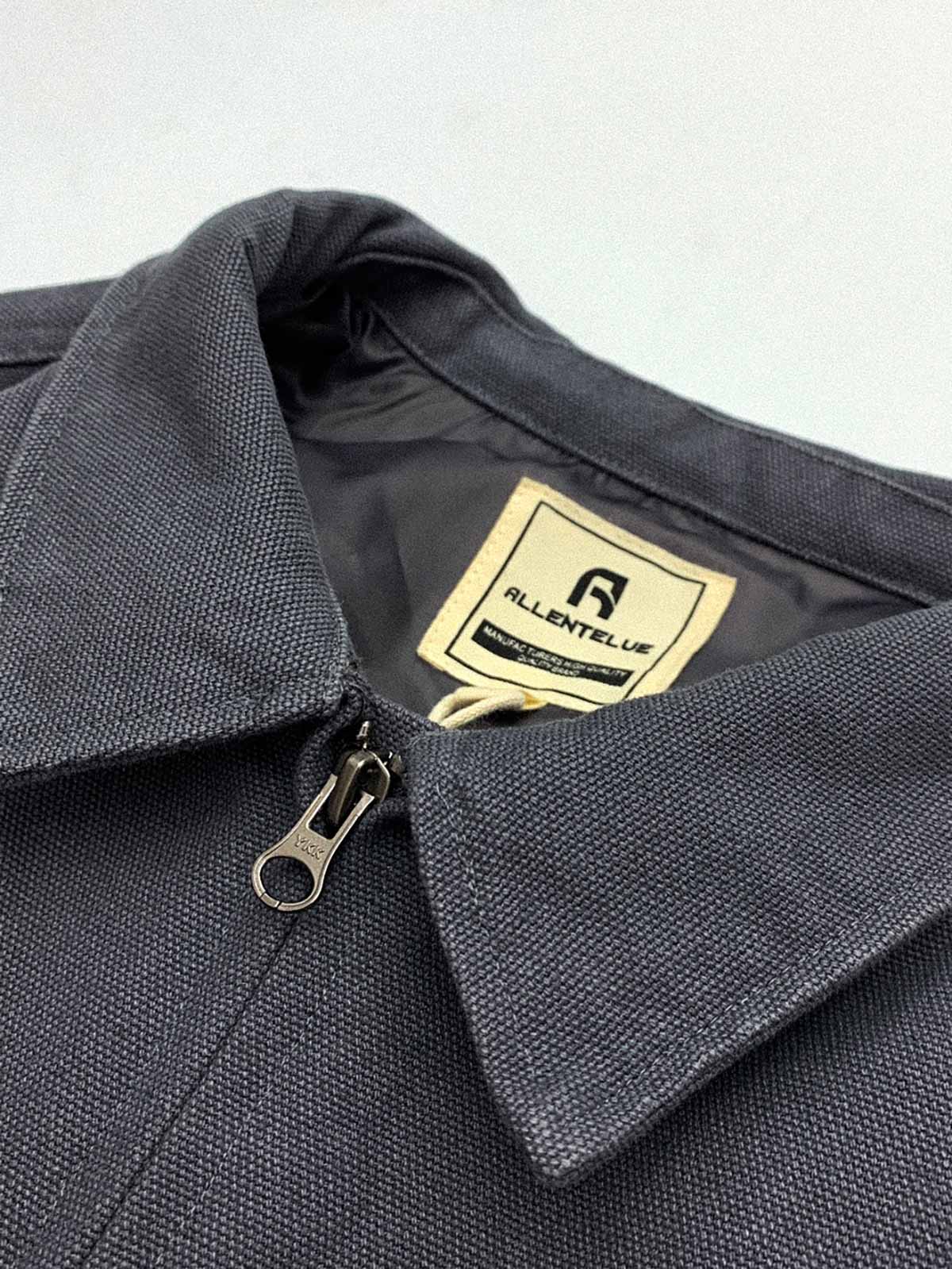 製品画像: 厚手で丈夫な100%コットンキャンバス素材を使用したワークジャケット。ドロップショルダーとルーズフィットデザインが特徴で、実用性とレトロなワークスタイルを演出。
詳細画像: クラシックなダブルパッチポケットデザインが特徴。厚手キャンバス素材で耐久性があり、カジュアルなコーディネートにも最適な一着。