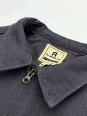 製品画像: 厚手で丈夫な100%コットンキャンバス素材を使用したワークジャケット。ドロップショルダーとルーズフィットデザインが特徴で、実用性とレトロなワークスタイルを演出。
詳細画像: クラシックなダブルパッチポケットデザインが特徴。厚手キャンバス素材で耐久性があり、カジュアルなコーディネートにも最適な一着。