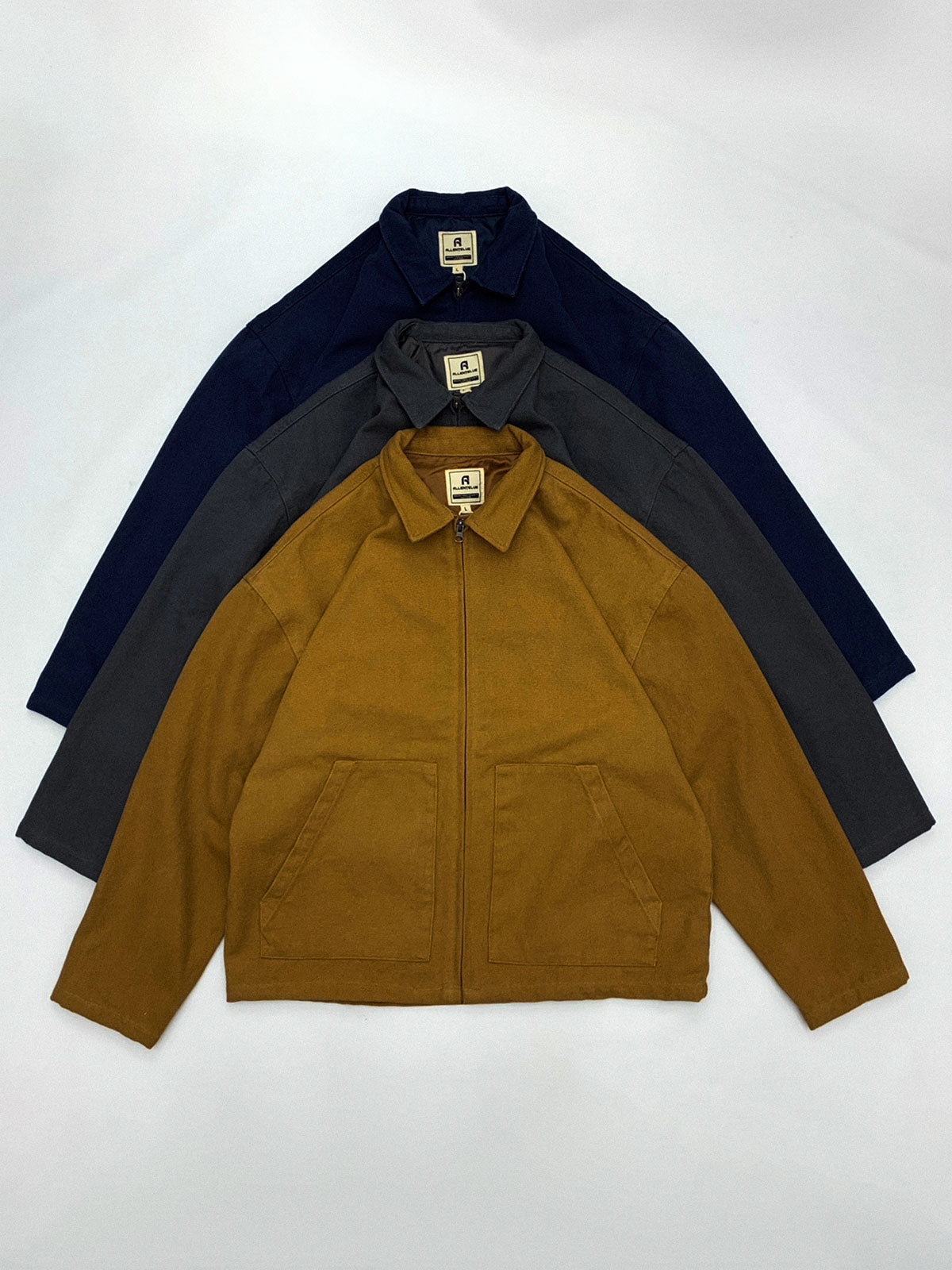 製品画像: 厚手で丈夫な100%コットンキャンバス素材を使用したワークジャケット。ドロップショルダーとルーズフィットデザインが特徴で、実用性とレトロなワークスタイルを演出。
詳細画像: クラシックなダブルパッチポケットデザインが特徴。厚手キャンバス素材で耐久性があり、カジュアルなコーディネートにも最適な一着。