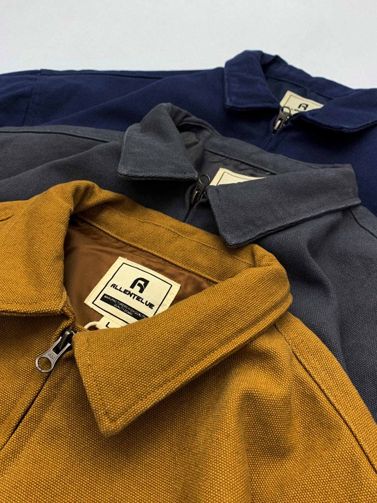 製品画像: 厚手で丈夫な100%コットンキャンバス素材を使用したワークジャケット。ドロップショルダーとルーズフィットデザインが特徴で、実用性とレトロなワークスタイルを演出。
詳細画像: クラシックなダブルパッチポケットデザインが特徴。厚手キャンバス素材で耐久性があり、カジュアルなコーディネートにも最適な一着。