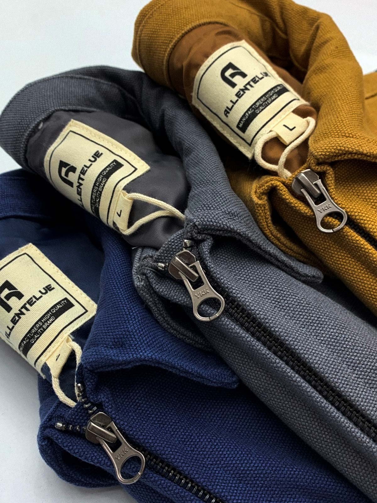 製品画像: 厚手で丈夫な100%コットンキャンバス素材を使用したワークジャケット。ドロップショルダーとルーズフィットデザインが特徴で、実用性とレトロなワークスタイルを演出。
詳細画像: クラシックなダブルパッチポケットデザインが特徴。厚手キャンバス素材で耐久性があり、カジュアルなコーディネートにも最適な一着。